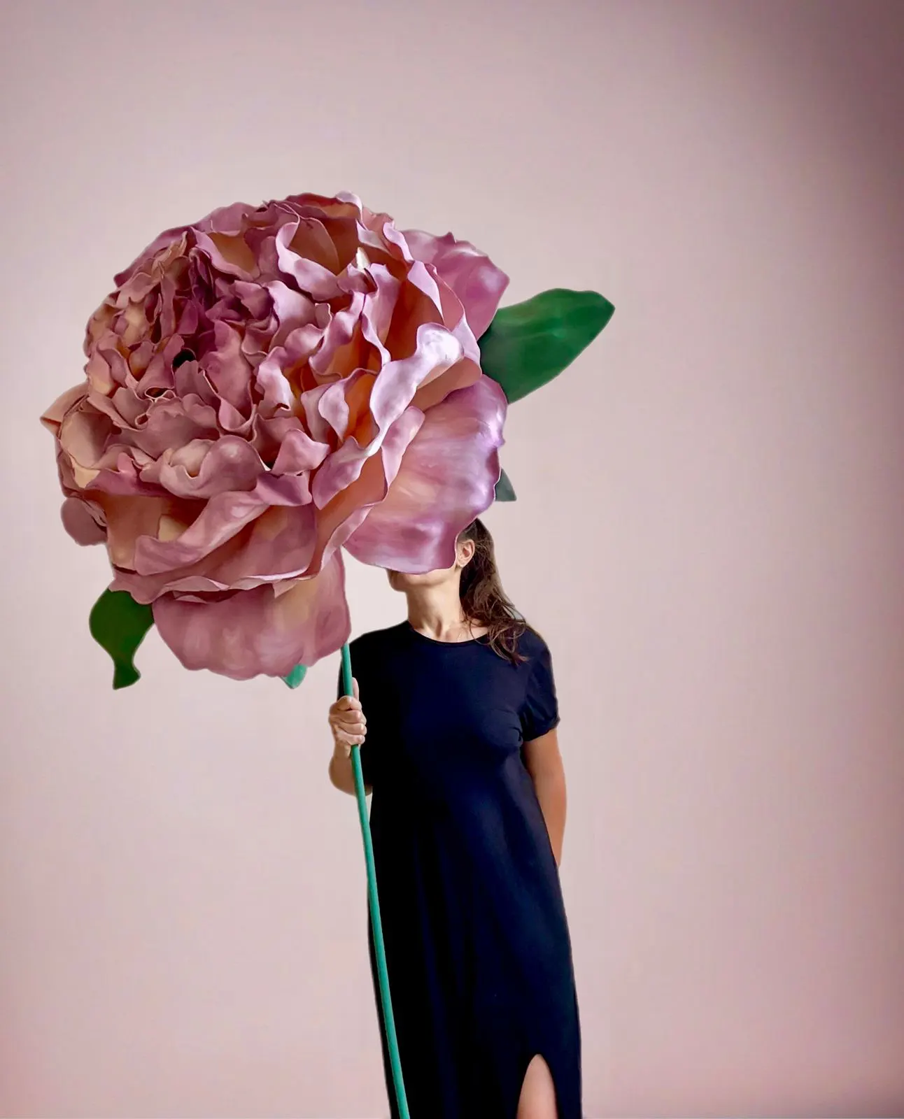 მეკოს სტუდიის ხელით შექმნილი გიგანტური ყვავილი იზოლონისგან